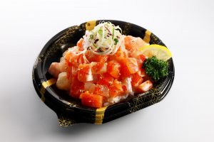 旬の白身魚やサーモンがたっぷり！オリジナルタレの「海鮮漬け丼」