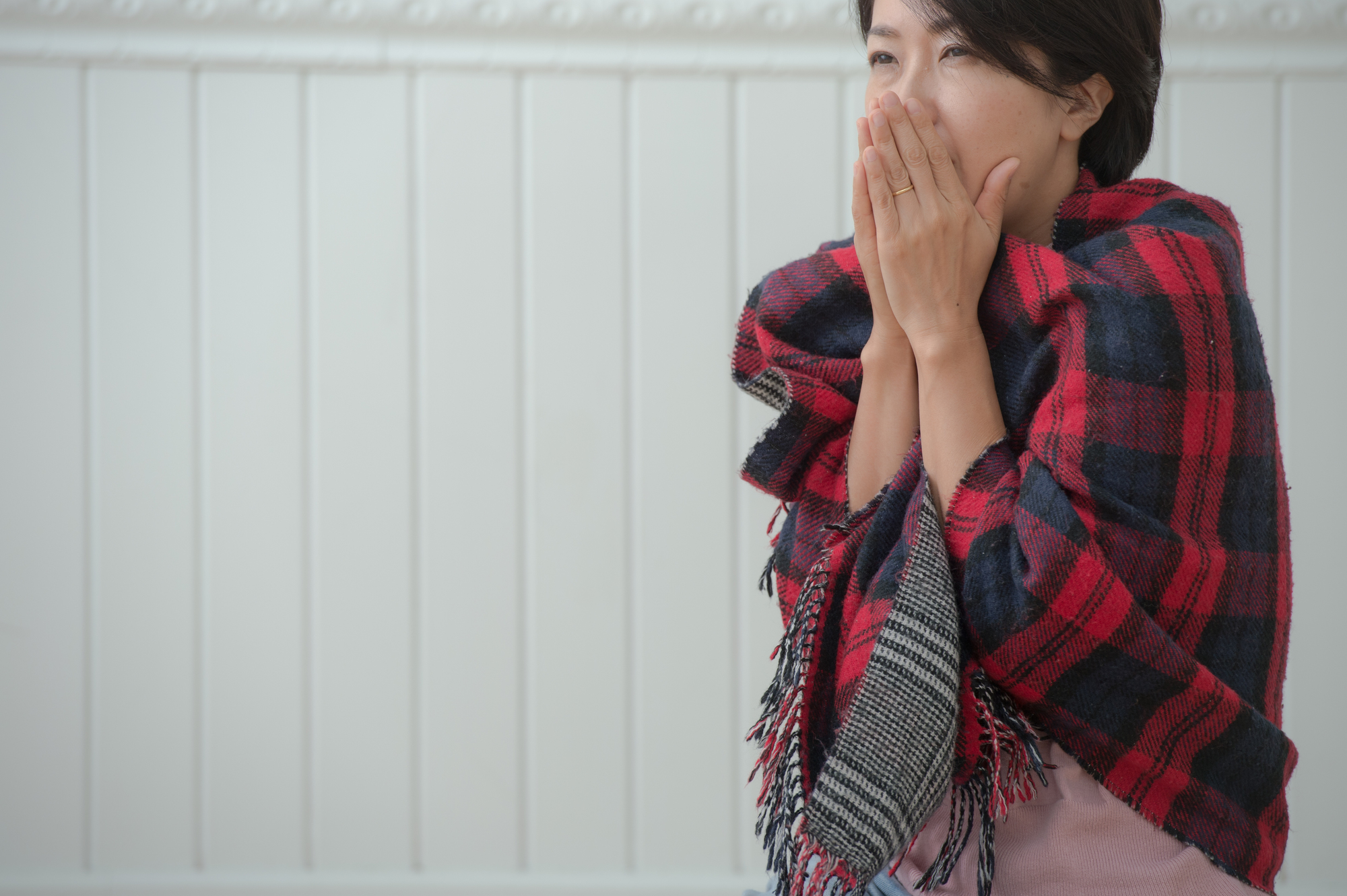 窓や壁の寒さ対策、どうする?冬の冷気をしのぐ部屋の断熱方法