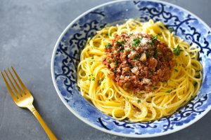 レンジで「ゴボウ」レシピ。コリコリ食感のミートソース＆リゾット