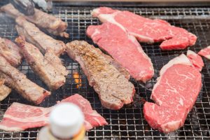 バーベキューが盛り上がる肉は？BBQ芸人が勧める肉の種類、最適な量