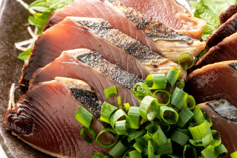 カツオは今が食べ時！初鰹と戻り鰹の違い、冷凍物が優秀な理由って？ - くらしトライ