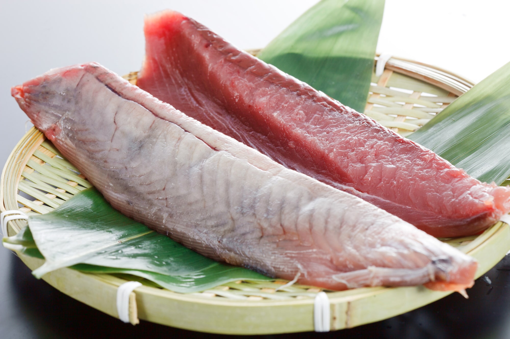 カツオは今が食べ時！初鰹と戻り鰹の違い、冷凍物が優秀な理由って？ - くらしトライ