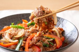 焼くだけで完成！味もコスパも◎！トライアルの「味付け肉」食べ比べ