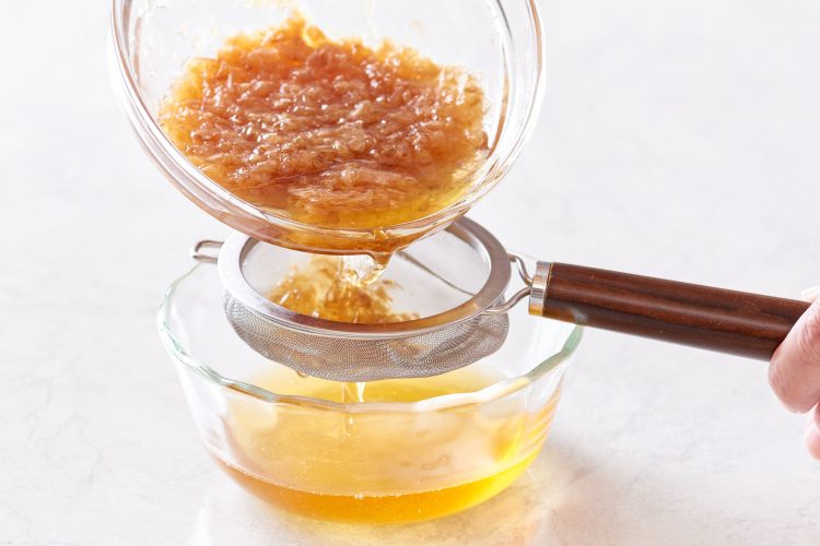 カニ酢の作り方（カツオ節を茶こしで濾す）