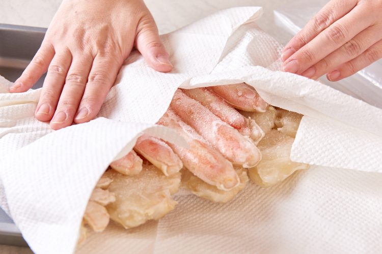 カニの解凍方法（キッチンペーパーで包む）