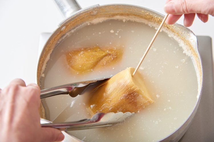 たけのこのあく抜き：茹でたたけのこに竹串をさす