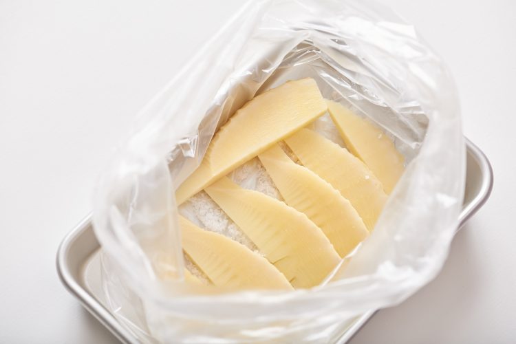 たけのこの塩漬け：たけのこに塩をまぶす