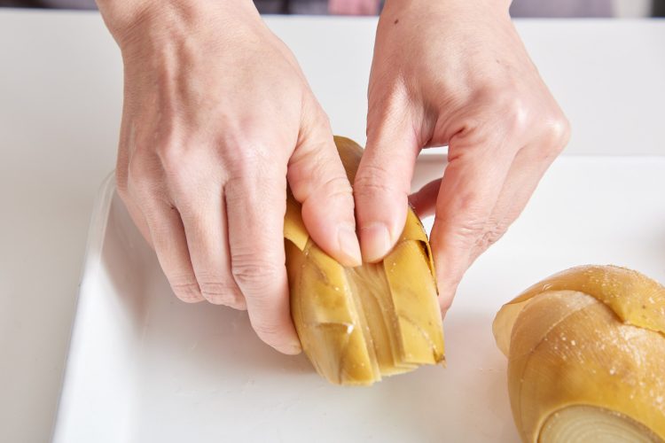 たけのこのあく抜き：ぬかを取り除いて皮をむく