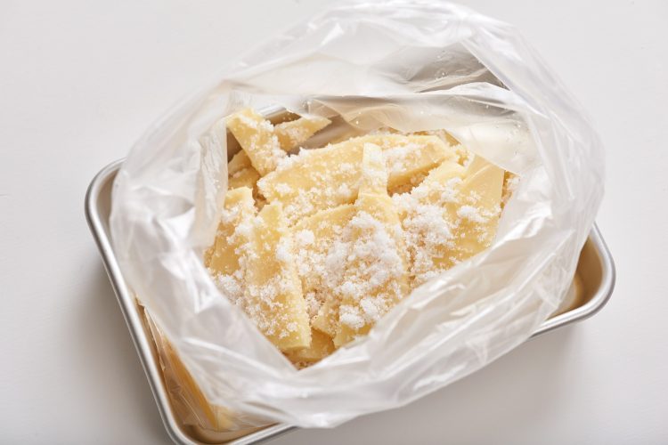 たけのこの塩漬け：たけのこに塩をまぶす