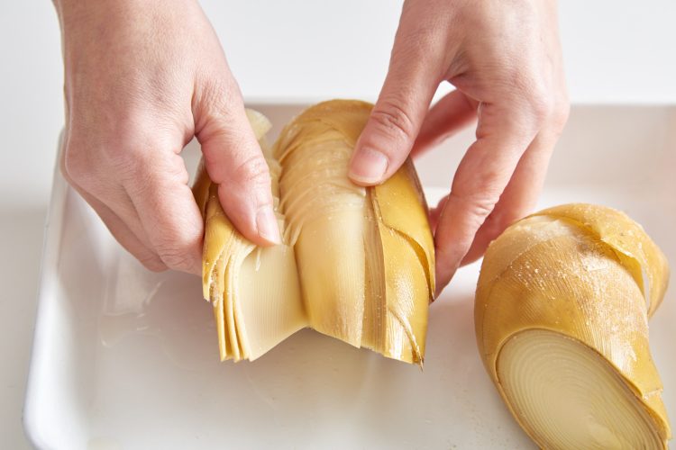 たけのこのあく抜き：ぬかを取り除いて皮をむく