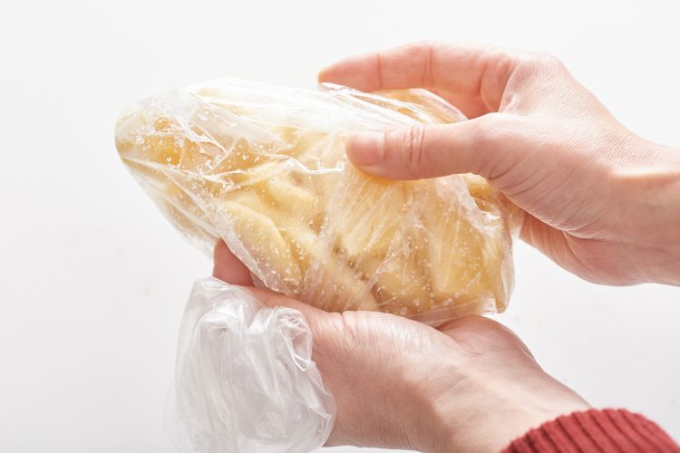 たけのこの塩漬け：袋の中の空気を抜いて口を閉じる