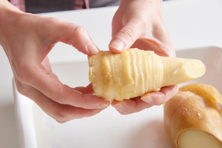 たけのこのあく抜き：あくを取り除いて皮をむく