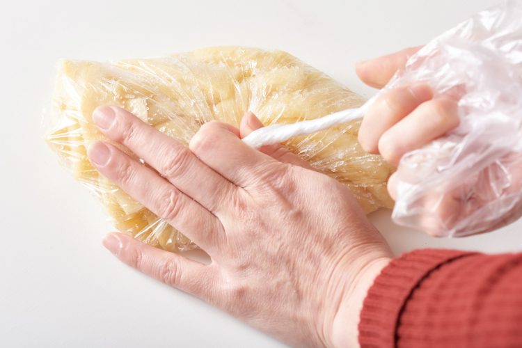 たけのこの塩漬け：袋の中の空気を抜いて口を閉じる