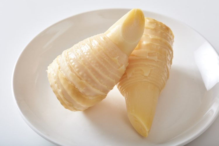 たけのこのあく抜き：あくを取り除いて皮をむく