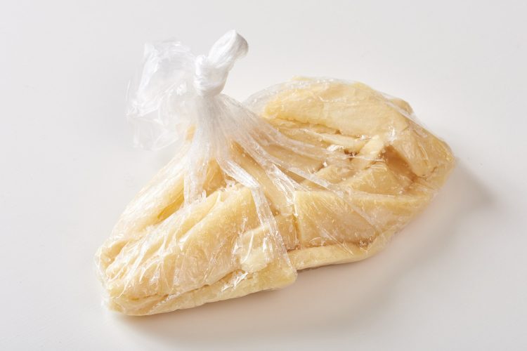 たけのこの塩漬け：袋の中の空気を抜いて口を閉じる