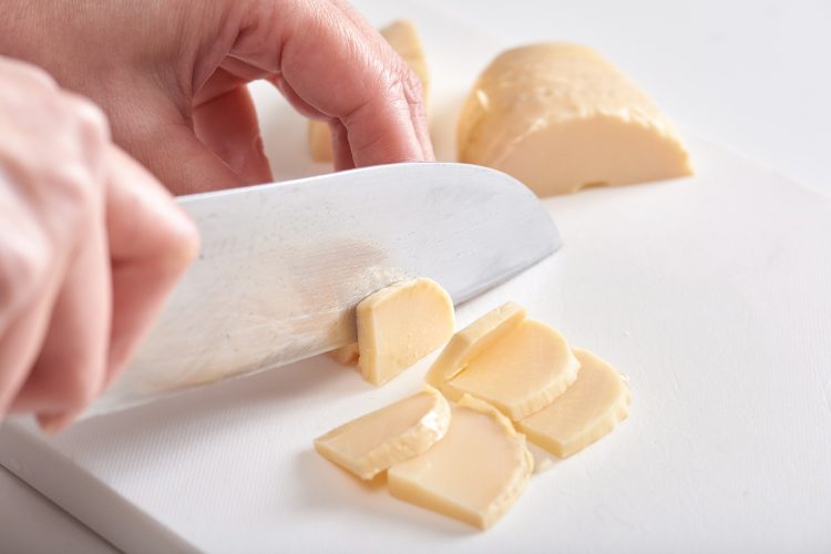 たけのこのあく抜き：半月切りやいちょう切りにする