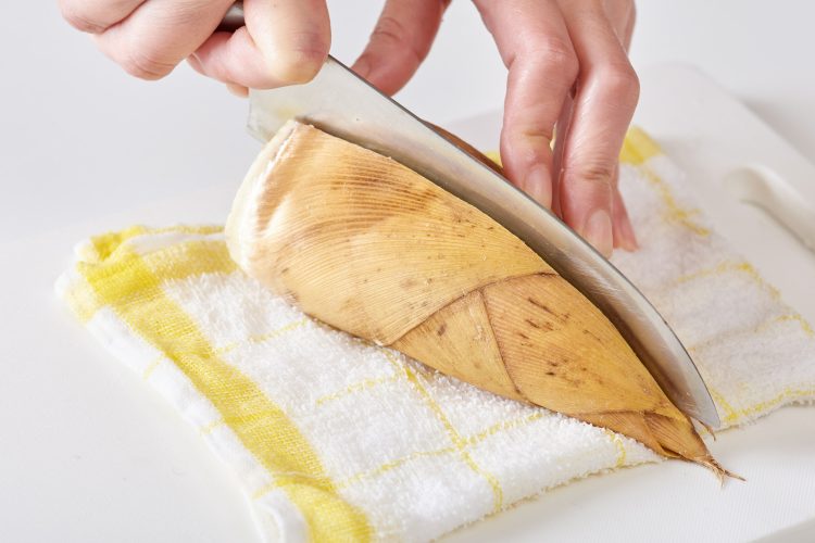 たけのこのぬかなしあく抜き：たけのこを半分に切る