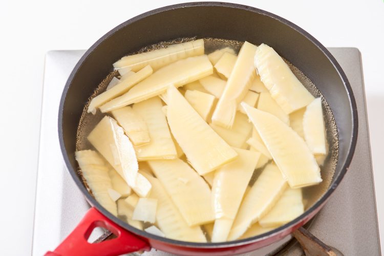 メンマのレシピ：たけのこを火にかける