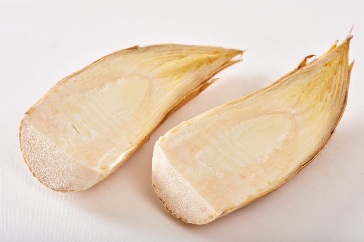 たけのこのぬかなしあく抜き：たけのこを半分に切る