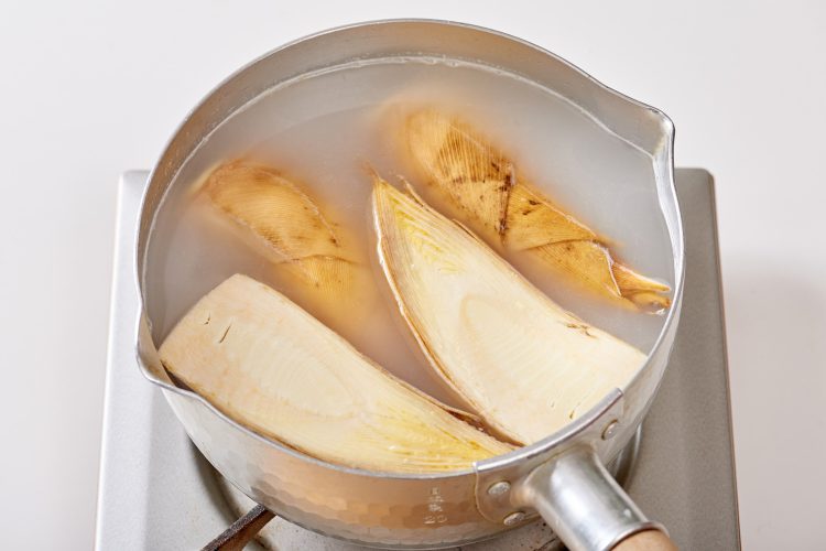 たけのこのぬかなしあく抜き：米のとぎ汁か生米を入れて煮る
