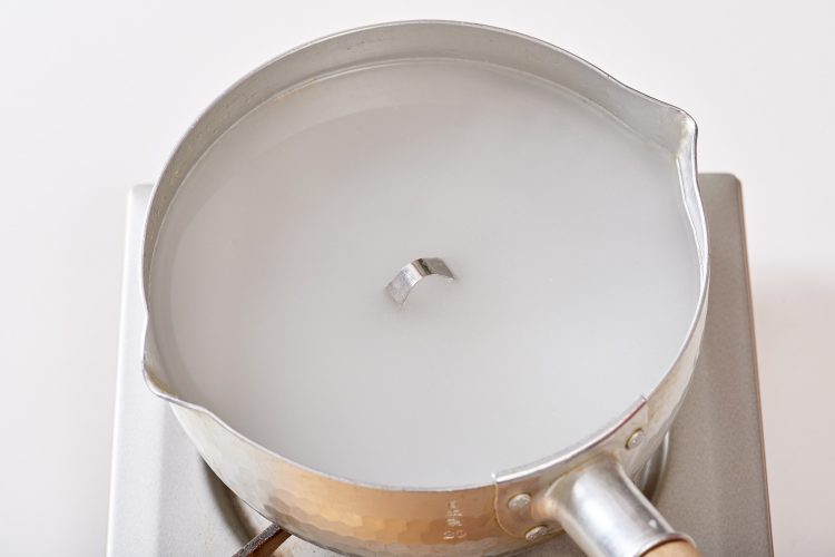 たけのこのぬかなしあく抜き：落し蓋をして煮る