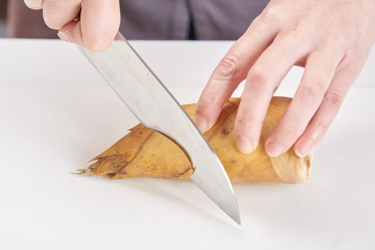 たけのこのあく抜き：穂先を斜めに切り落とす