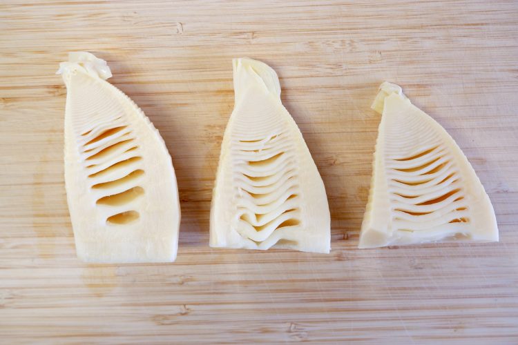 たけのこの保存：たけのこを半分にカットする