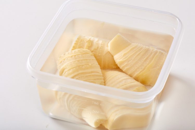 たけのこの冷蔵保存：たけのこが浸かるくらいの水を入れる
