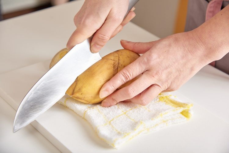 たけのこのあく抜き：繊維にそって切り込みを入れる