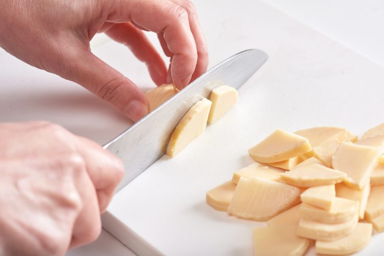 たけのこの冷凍保存：あく抜き済みのたけのこを切る