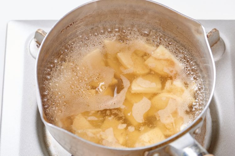 たけのこの冷凍保存：だし汁に入れて煮る