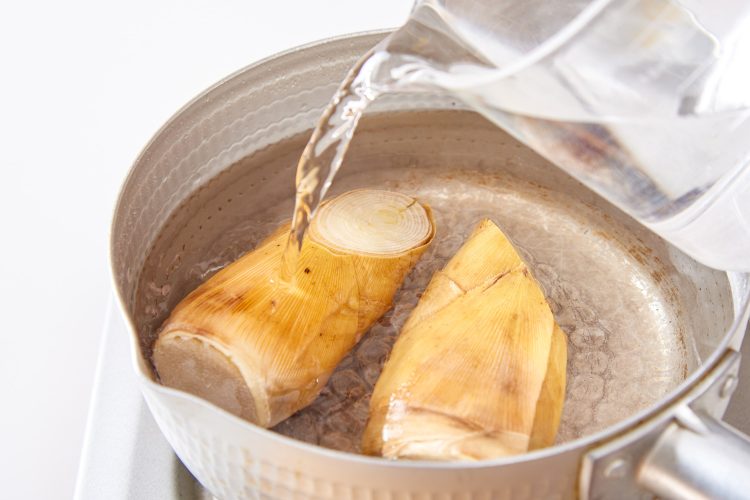 たけのこのあく抜き：たけのこを鍋に入れて水をそそぐ