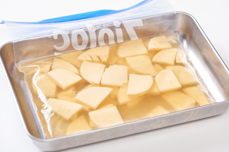 たけのこの冷凍保存：保存袋にだし汁といっしょに入れる