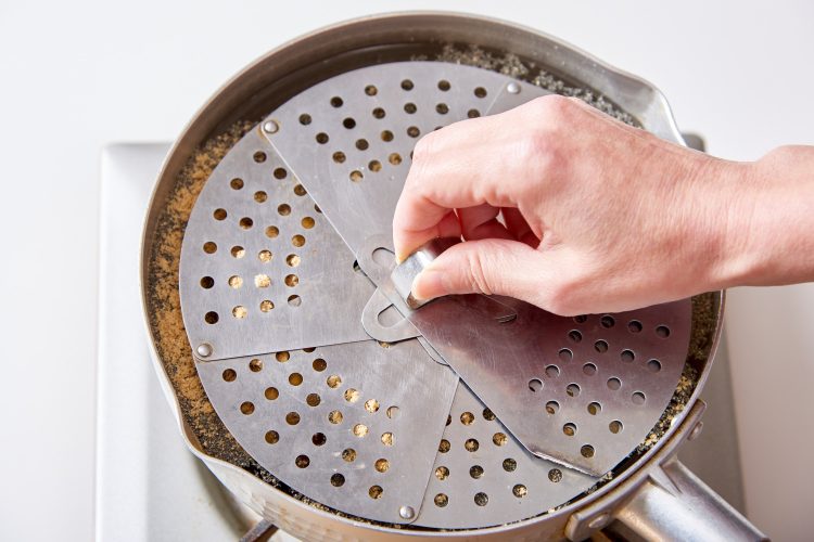 たけのこのあく抜き：ぬかと鷹の爪を加えて茹でる