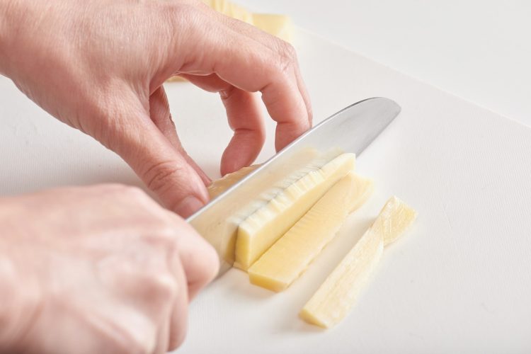 たけのこのあく抜き：縦の繊維にそって切る