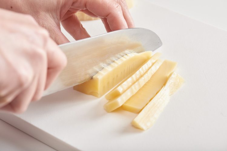 たけのこの塩漬け：たけのこを薄切りにする