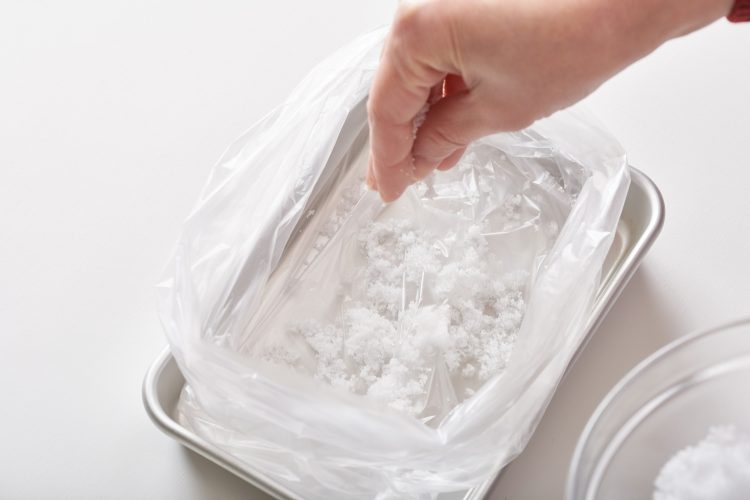 たけのこの塩漬け：たけのこに塩をまぶす