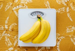 バナナは太る？カロリーや糖質、ダイエットに最適な食べ方も解説