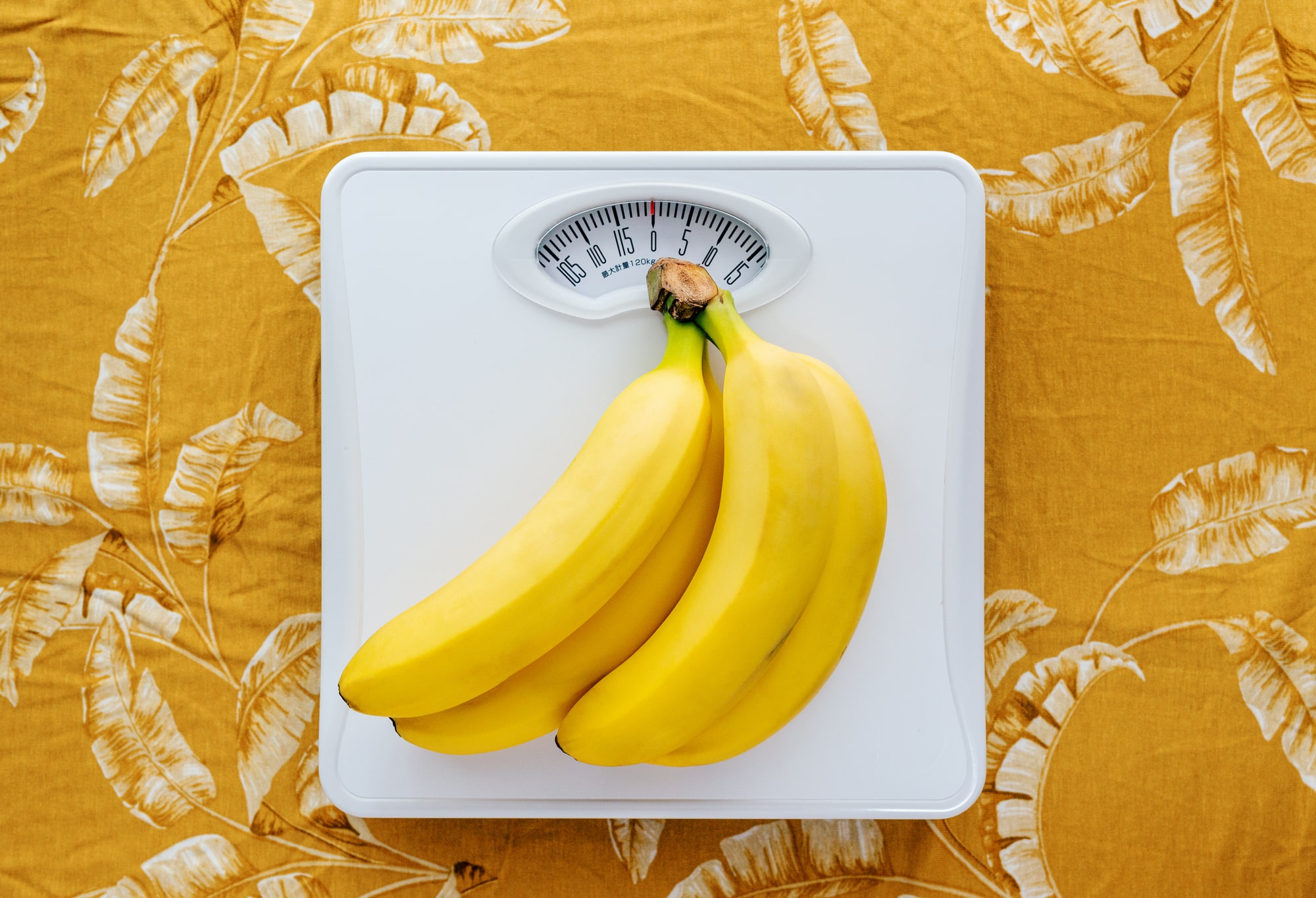 バナナは太る?カロリーや糖質、ダイエットに最適な食べ方も解説