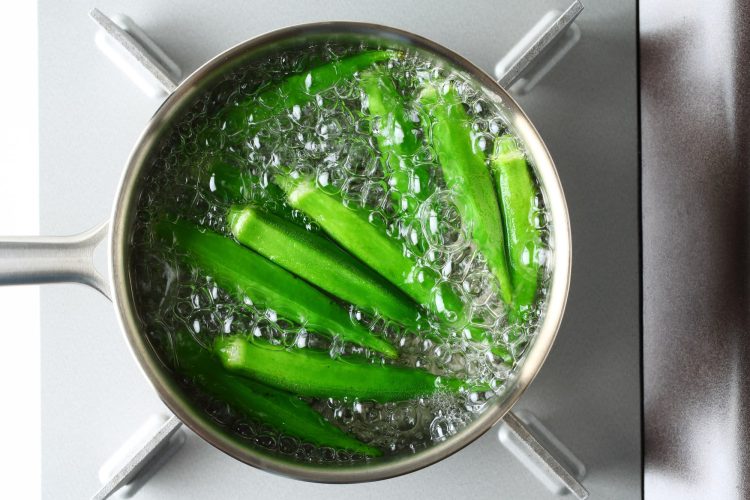 オクラを茹でる