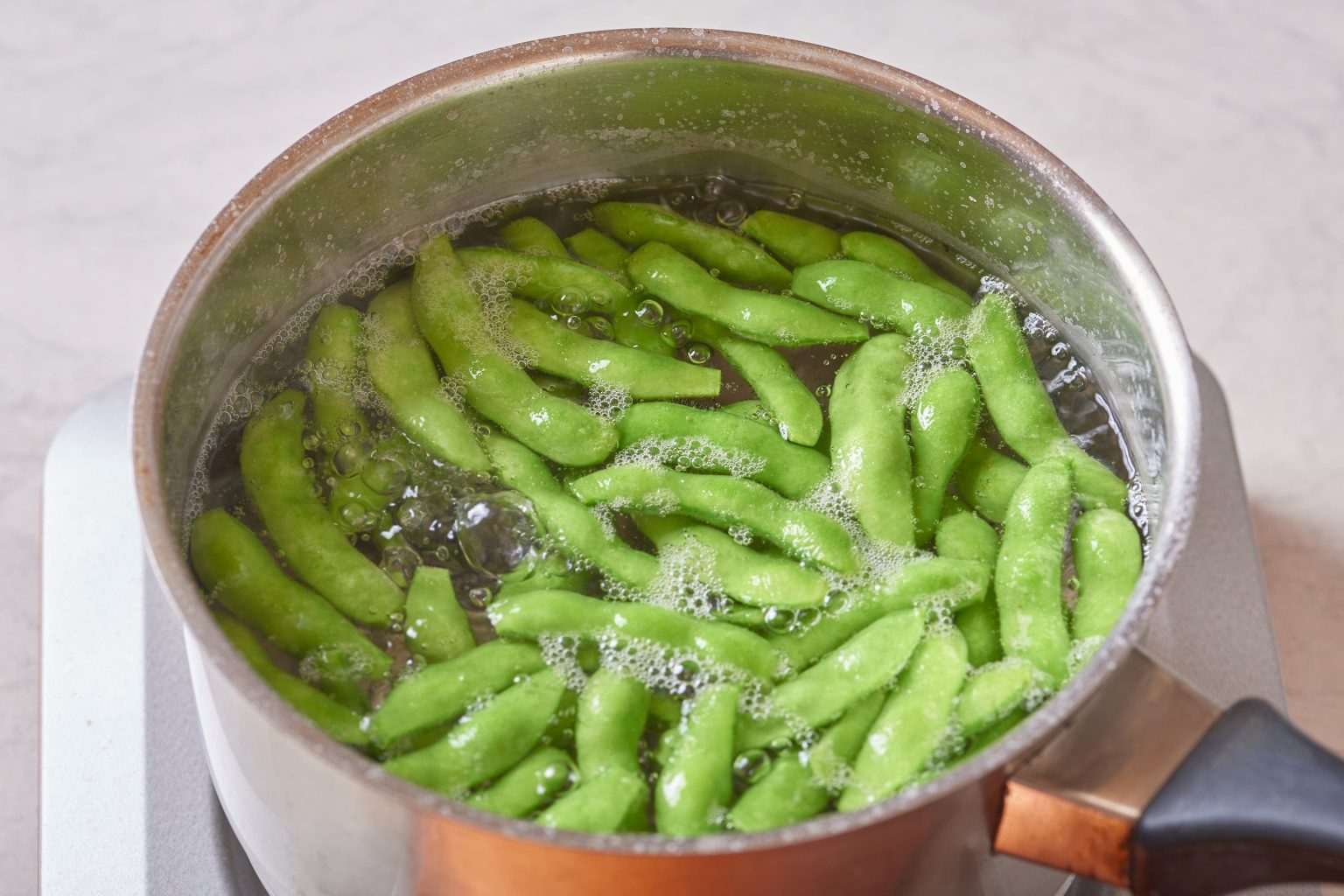 【枝豆の最適な茹で方&茹で時間】夏の風物詩をおいしく食べるコツ - くらしトライ