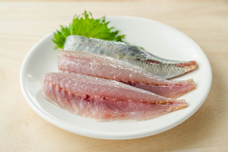 おいしいアジの選び方：切り身は切り口にツヤがあって色が明るいもの