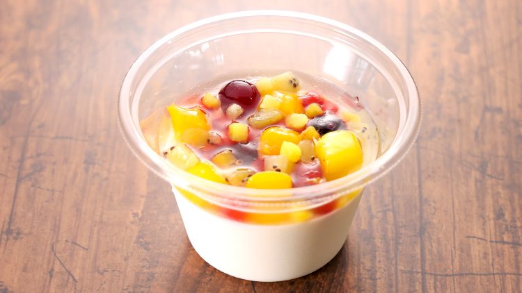色あざやかなフルーツが盛りだくさんの「フルーツの森 杏仁豆腐」
