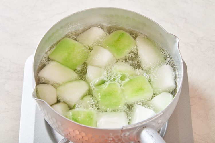 冬瓜が透き通るまで15～20分下茹でする