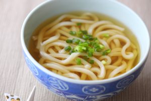 うどんつゆ（だし）の黄金比は？温・冷での違いも紹介