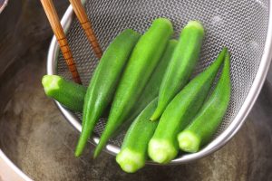 オクラの最適な茹で方＆茹で時間をプロが解説！レンジでも◎な方法も