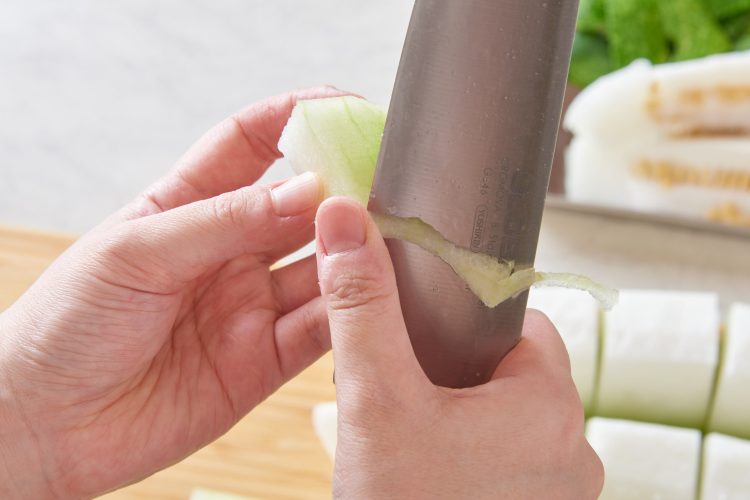冬瓜の面取りをする