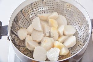 【里芋の下処理方法】皮のむき方や茹で方、レンジ加熱の方法を紹介