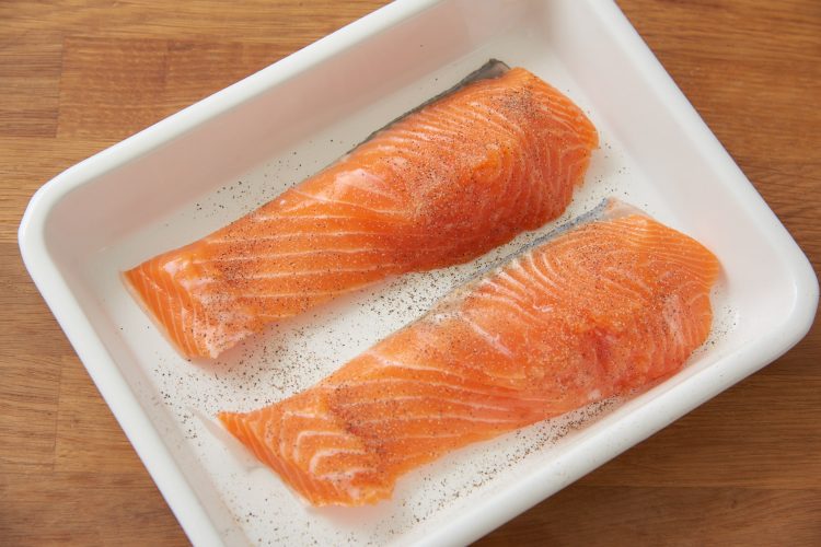 生鮭に塩、コショウを振って5分ほど置く