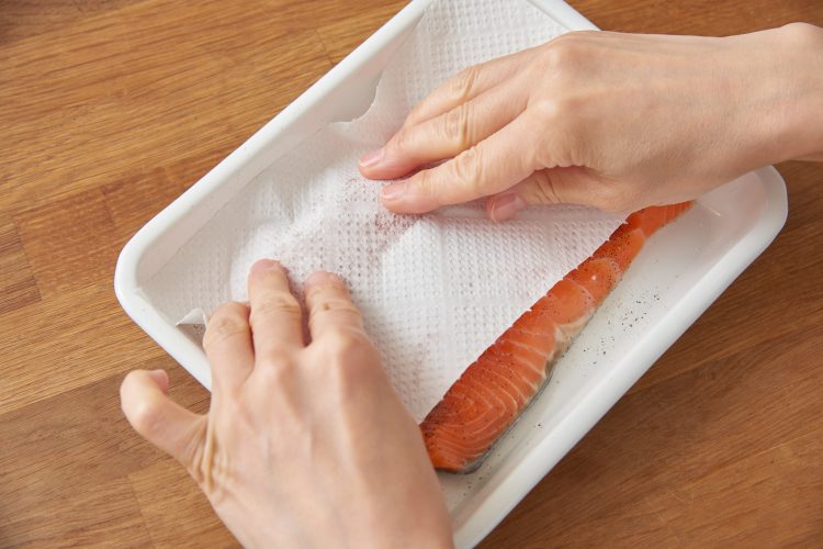 生鮭から出てきた水分をしっかり拭き取る